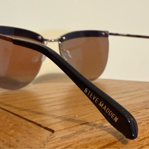 Steve Madden Blue Sunglasses with Silver Details - Picture 3 of 3